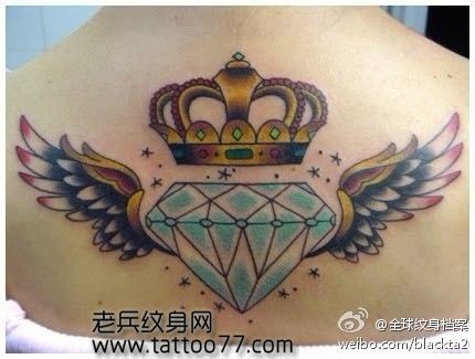 背部流行经典的钻石翅膀皇冠纹身图片