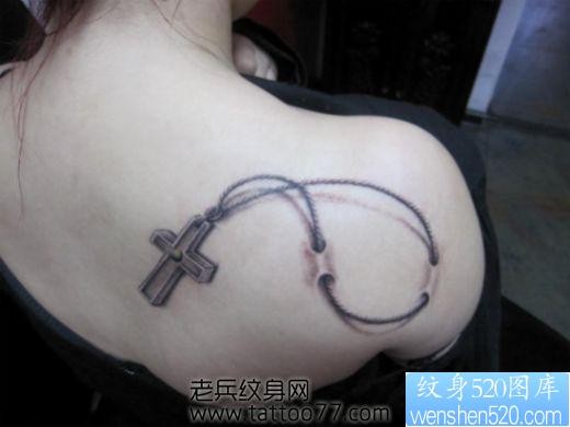 美女肩部唯美好看的十字架吊链纹身图片