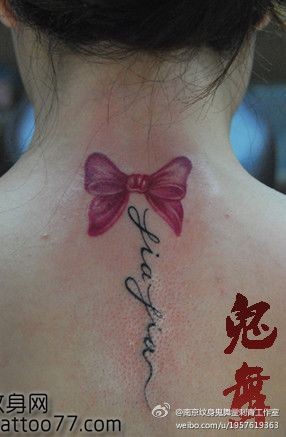 美女颈部蝴蝶结字母纹身图片