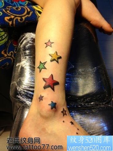 美女腿部唯美流行的五角星纹身图片