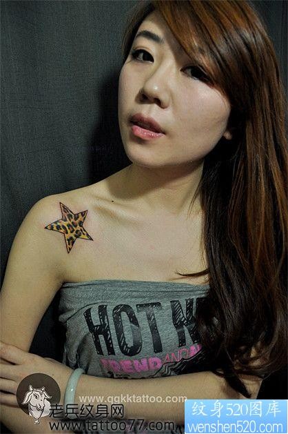 美女肩部超酷的五角星豹纹纹身图片