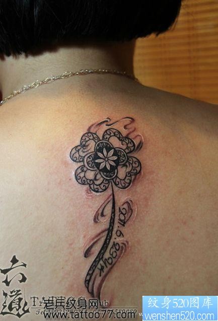 美女背部精美流行的四叶草纹身图片