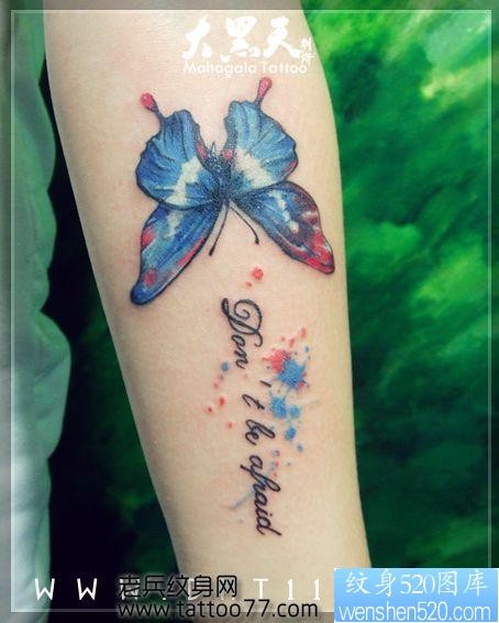 一张女孩子手臂好看的蝴蝶字母纹身图片