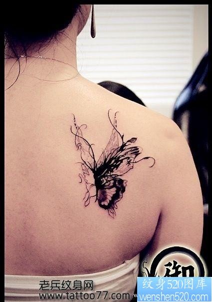 流行唯美的肩部蝴蝶纹身图片