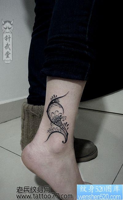 一张女孩子脚踝处好看的图腾纹身图片