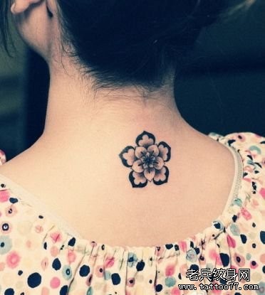 女人颈部精美的小樱花纹身图片
