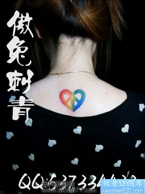 女孩子喜欢的彩色爱心纹身图片