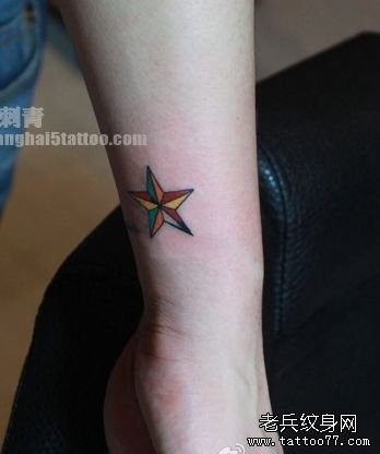 女孩子手臂彩色小巧的五芒星纹身图片