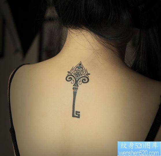 女人背部一张图腾钥匙纹身图片