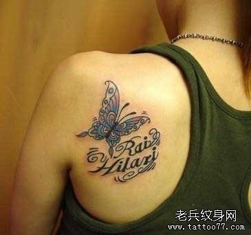 女人肩背小蝴蝶英文字母纹身图片