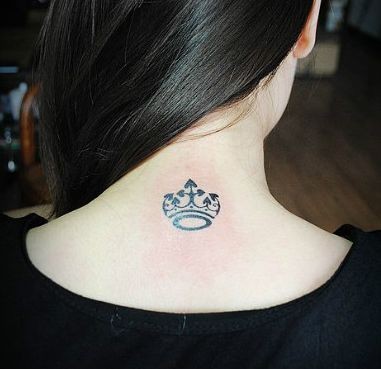 女人颈部图腾皇冠纹身图片