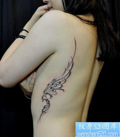 美女侧胸精美的藤蔓翅膀纹身图片
