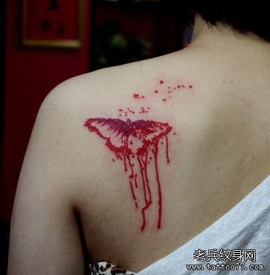 女人肩背精美的彩色图腾蝴蝶纹身图片