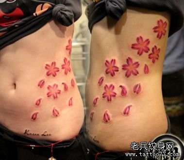美女腹部到侧腰精美的彩色樱花纹身图片