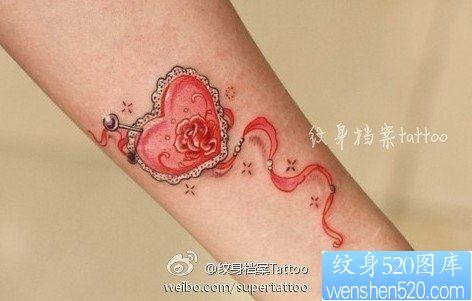 女人手臂精美好看的一张爱心纹身图片