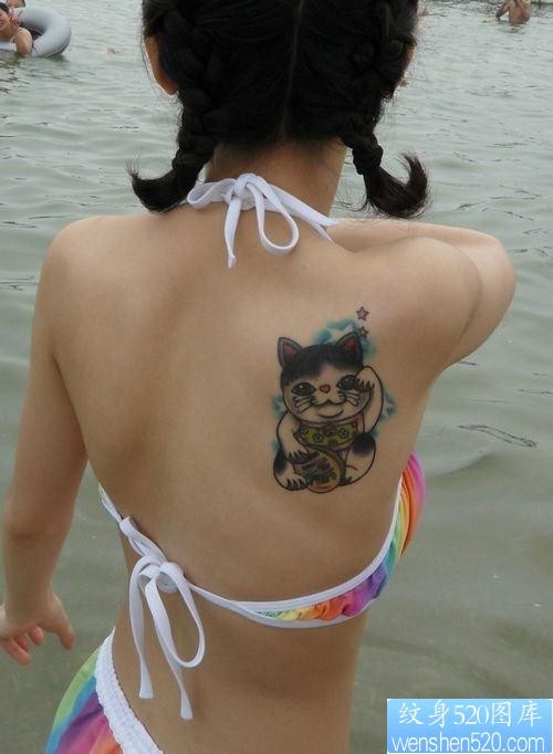 美女背部好看的招财猫纹身图片