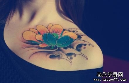 美女锁骨处彩色莲花纹身图片