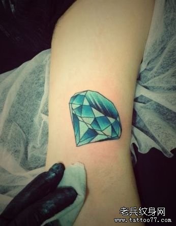 美女手臂内侧一张彩色钻石纹身图片