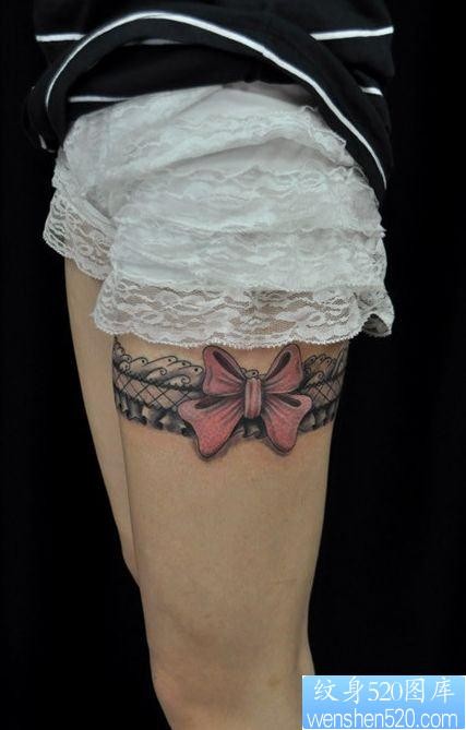 女孩子腿部流行精美的蕾丝与蝴蝶结纹身图片