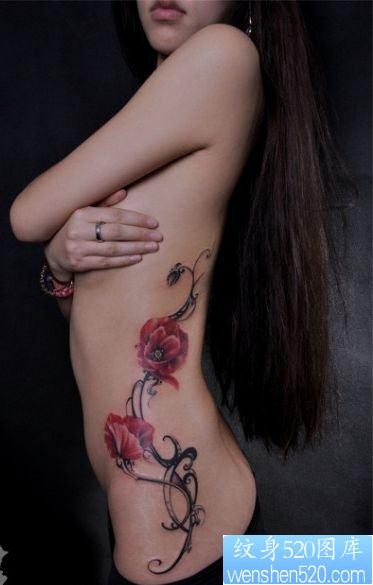 美女侧腰流行的花卉纹身图片