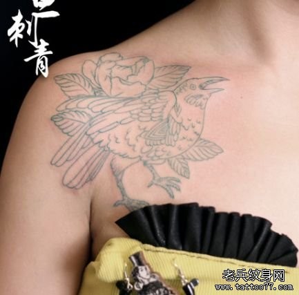 女孩子肩膀处小鸟纹身图片
