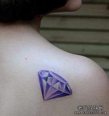 女孩子肩背时尚的彩色钻石纹身图片