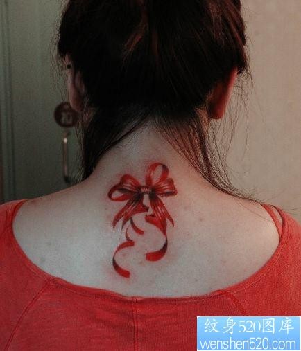 女人背部一张彩色蝴蝶结纹身图片