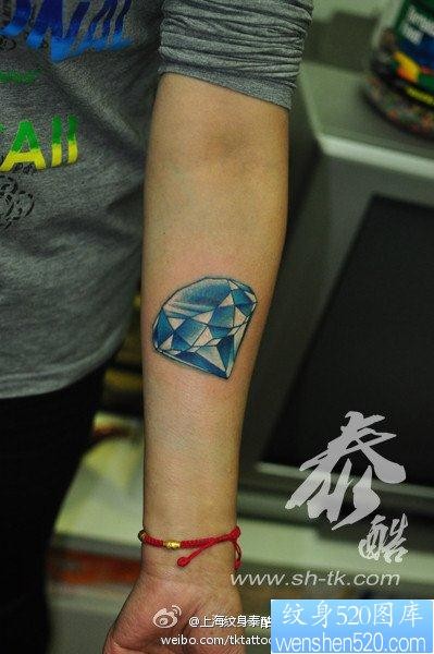 美女手臂流行时尚的彩色钻石纹身图片