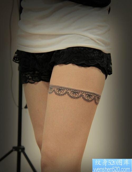 女人腿部简约精致的一张蕾丝纹身图片
