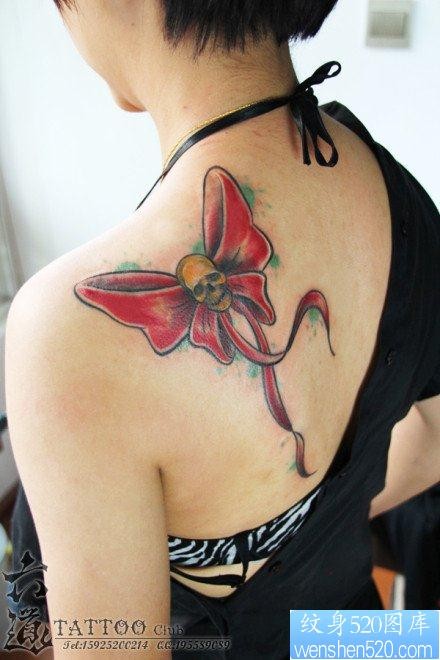 女人喜欢的肩背蝴蝶结纹身图片