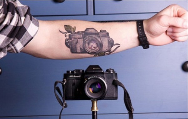 男人手臂照相机刺青