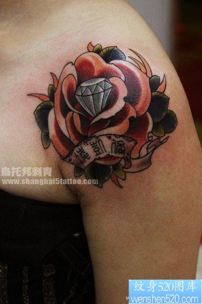 女人肩膀处玫瑰花与钻石纹身图片
