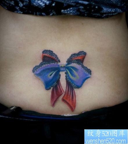女孩子腰部精美的蕾丝蝴蝶结纹身图片