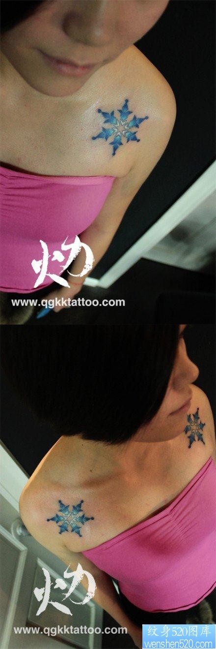 女人肩膀处漂亮的彩色雪花纹身图片