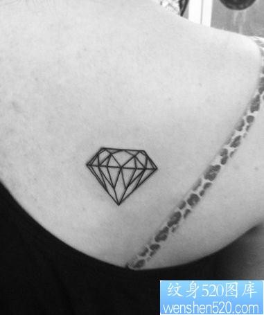 女孩子肩背线条钻石纹身图片