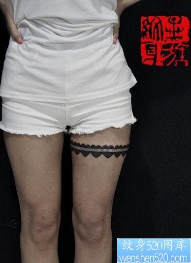 女孩子腿部流行时尚的一张图腾蕾丝纹身图片