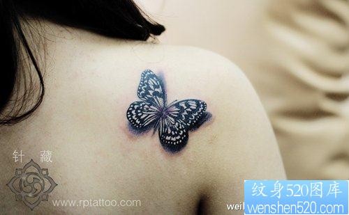 女人肩背写实的蝴蝶纹身图片