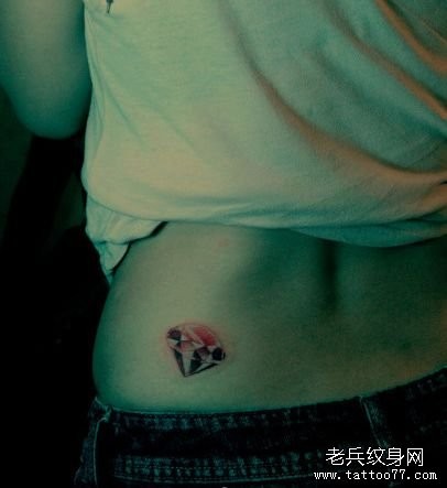 女孩子腰部一张精美的彩色钻石纹身图片