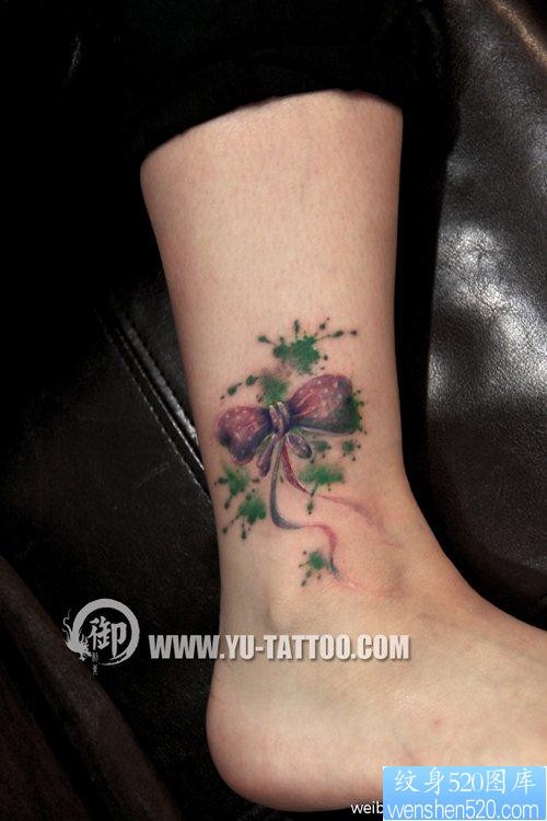 美女腿部精美的写实蝴蝶结纹身图片