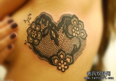 女人胸部精美的蕾丝爱心纹身图片