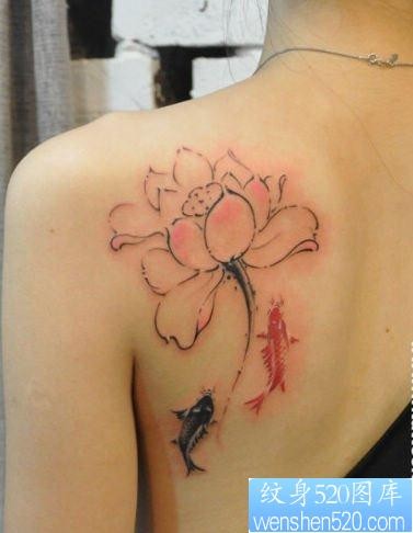 女人肩背好看流行的水墨画莲花鲤鱼纹身图片