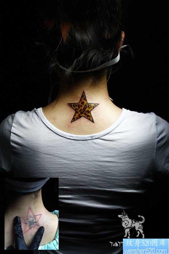 美女颈部漂亮的豹纹五角星纹身图片