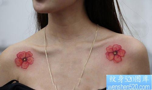 美女锁骨处漂亮的花卉纹身图片