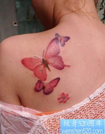美女背部好看的彩色蝴蝶纹身图片