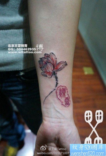 女人手臂唯美漂亮的莲花纹身图片