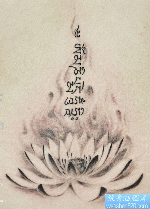 一张漂亮的黑灰莲花与梵文纹身图片