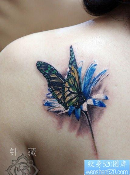 女性背部一张蝶恋花纹身图片