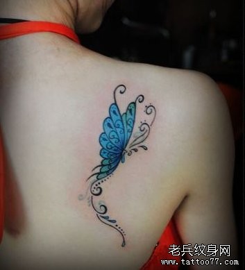 美女肩背漂亮的彩色蝴蝶纹身图片