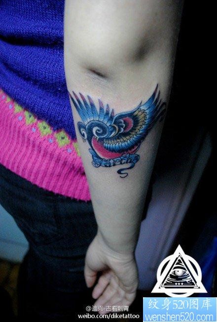 女性手臂唯美流行的小燕子纹身图片