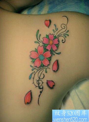女人肩背漂亮的彩色樱花纹身图片